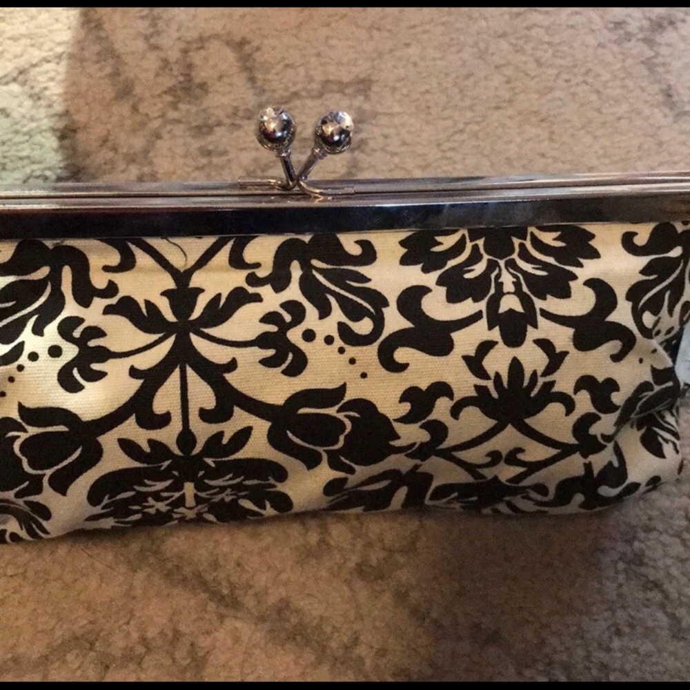 Kiss closure clutch